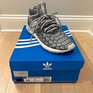 Adidas Gray Sneakers with Textured Upper and Cushioned Sole